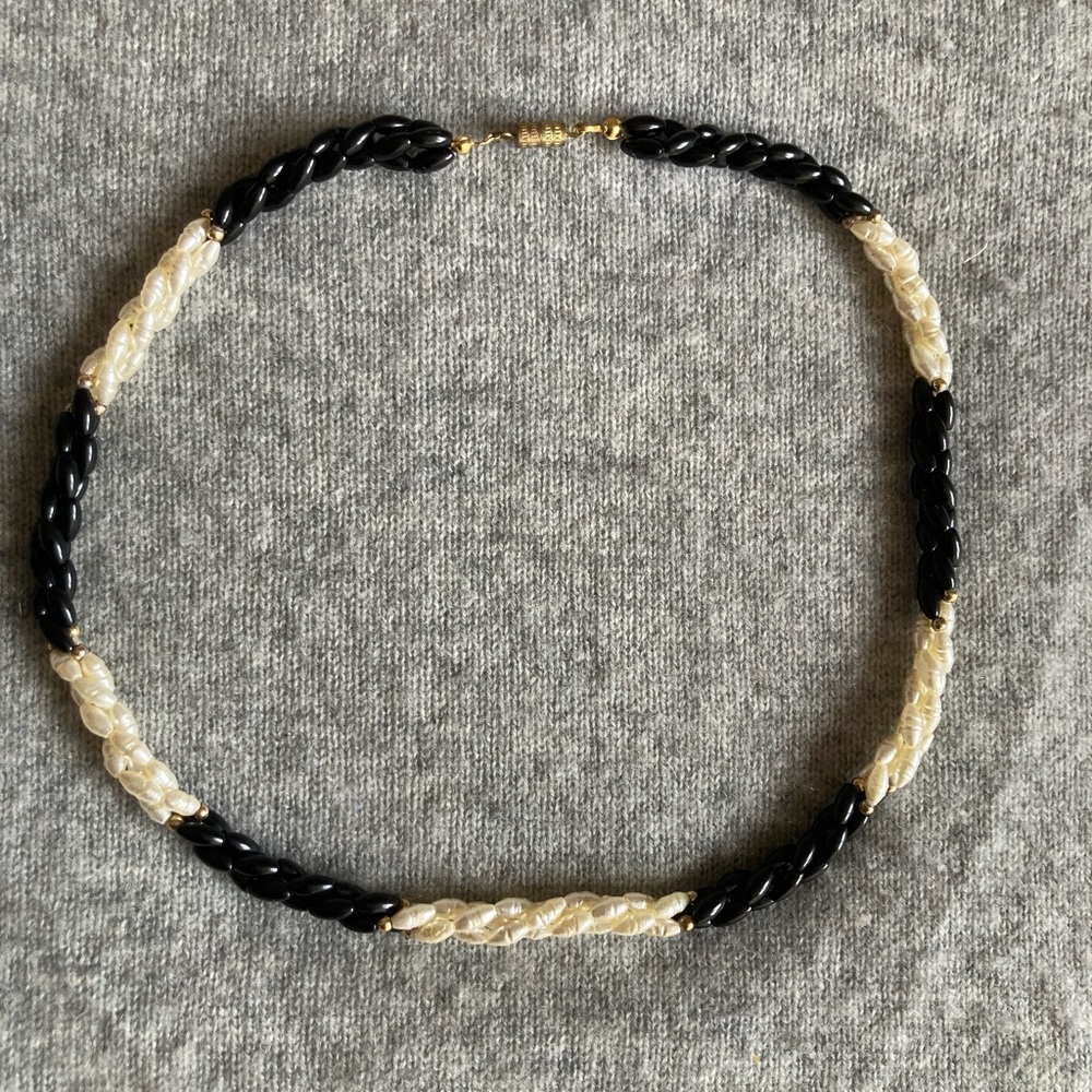 Vintage black & white simulated pearl neclace.